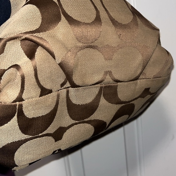 Coach purse! In Excellent used condition! π - Picture 14 of 16